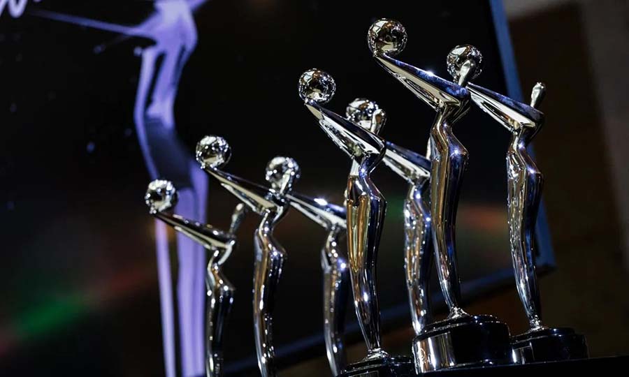 premios platino estatuilla